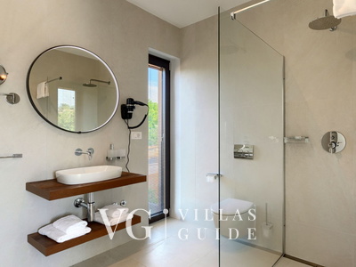 Villa Rosalie with Sauna & Pool Badezimmer