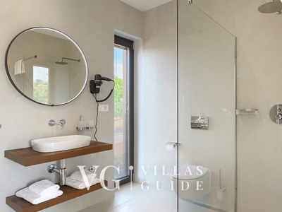 Villa Rosalie with Sauna & Pool Bathroom