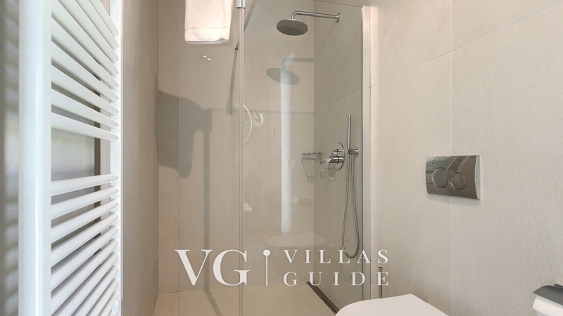 Villa Rosalie with Sauna & Pool Badezimmer