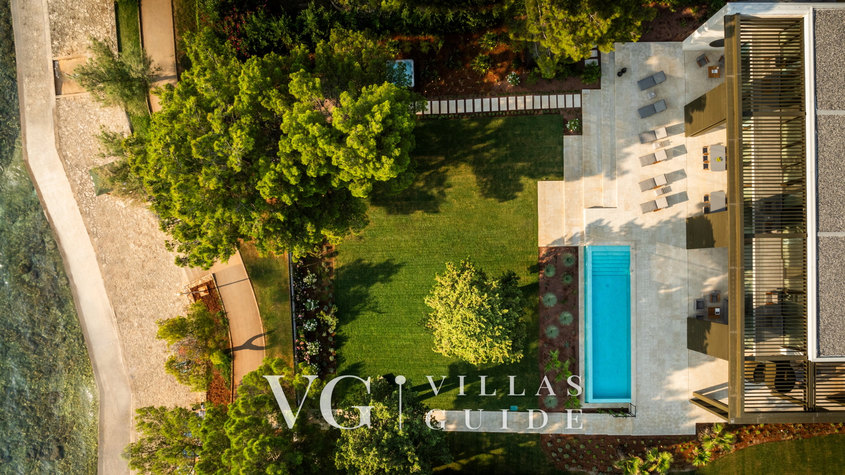 Pical Beach House Garden and property exterior