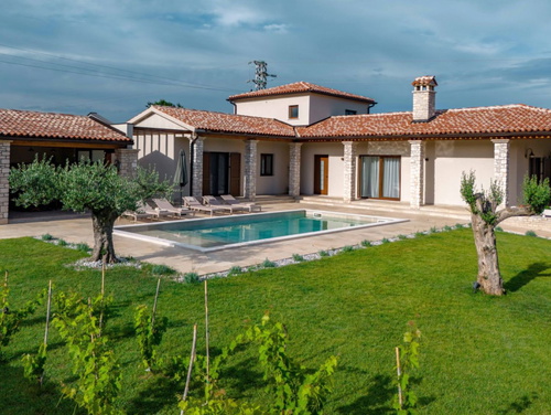 Modern Istrian Villa Lere with Pool, BBQ Lounge & Activities