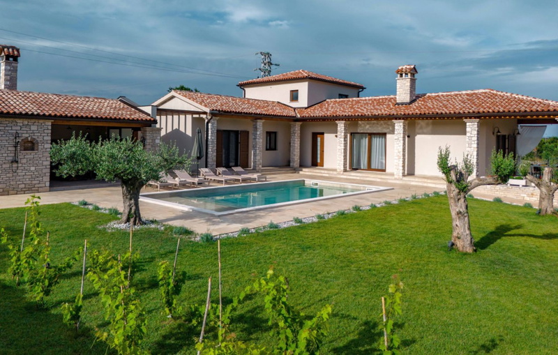 Modern Istrian Villa Lere with Pool, BBQ Lounge & Activities