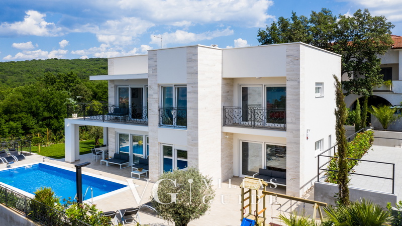 Vila Zarra Garden and property exterior