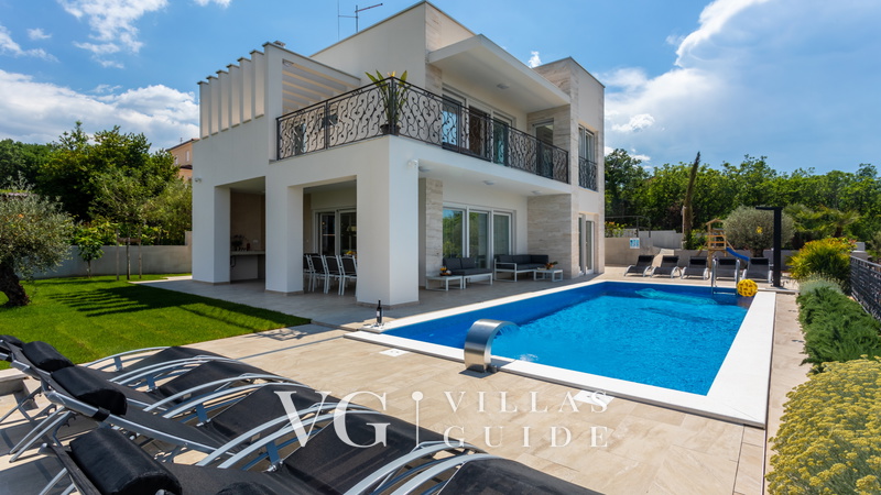 Vila Zarra Garden and property exterior