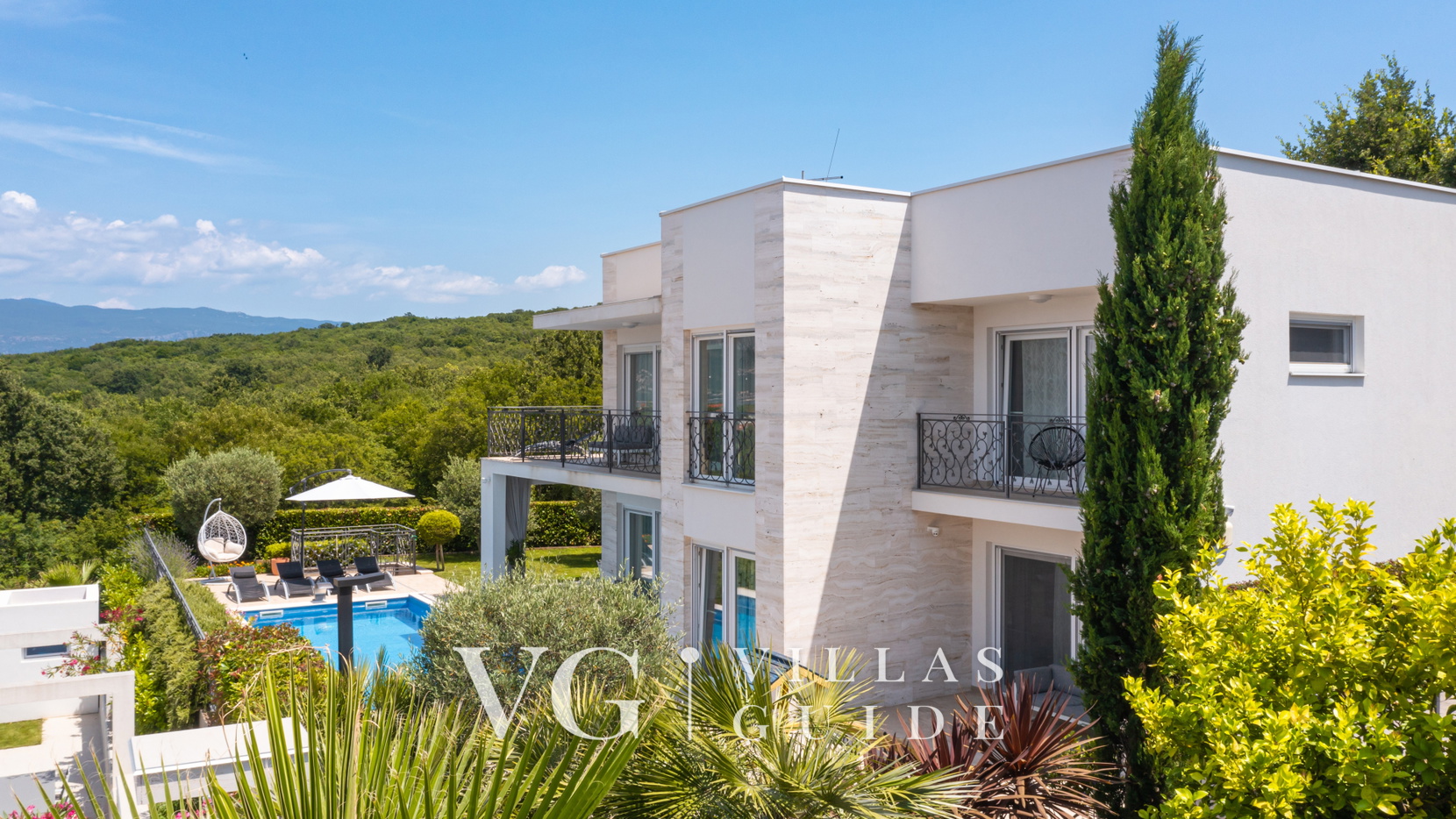 Vila Zarra Garden and property exterior