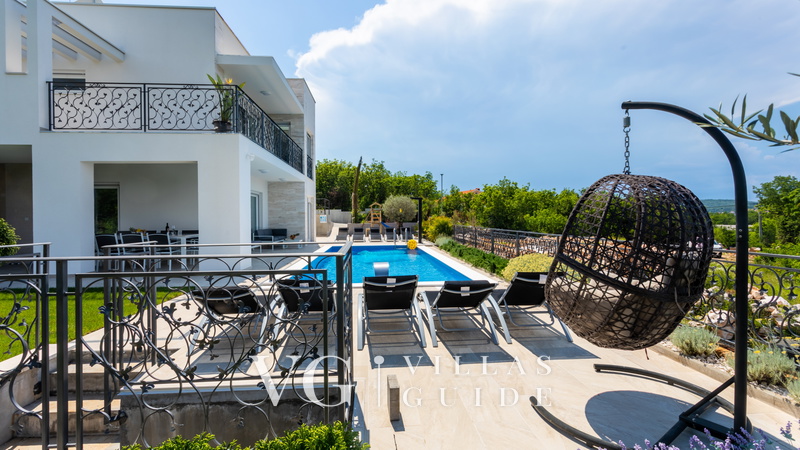 Vila Zarra Garden and property exterior