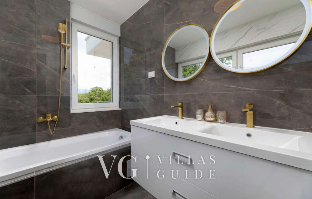 Casa Mariposa Bathroom