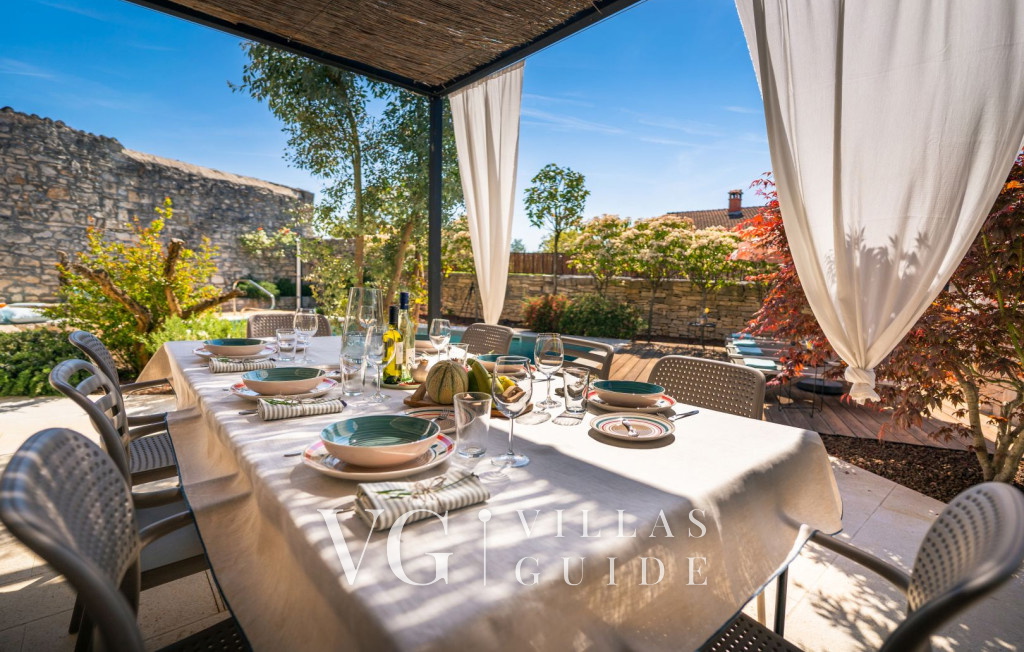 Villa Nar Additional content