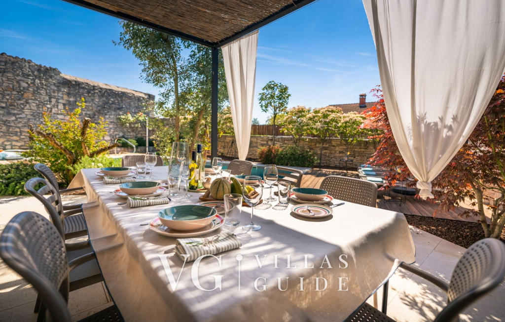 Villa Nar Additional content