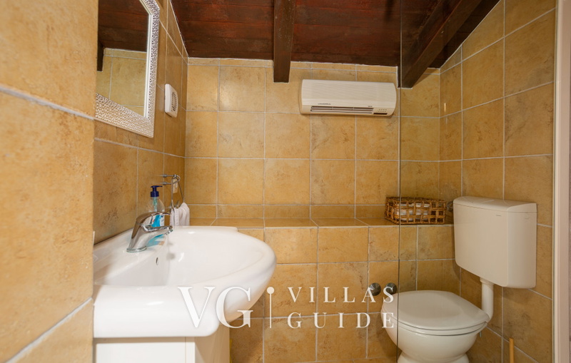 Stone House Zijavica with pool Kupaonica