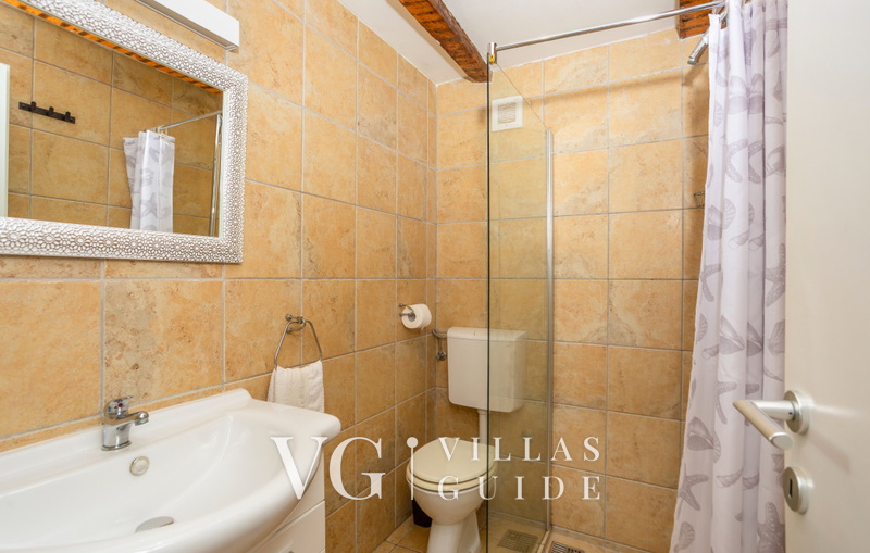 Stone House Zijavica with pool Kupaonica