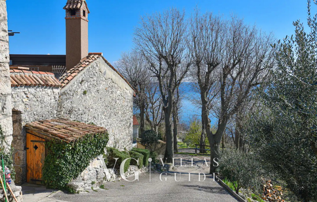 Villa Hidden world with pool Garden and property exterior