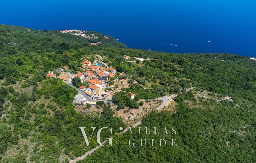 Villa Hidden world with pool Microlocation