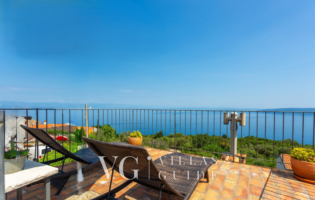 Villa Hidden world with pool Garden and property exterior