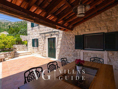 Villa Dia Garden and property exterior