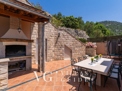 Villa Dia Garden and property exterior