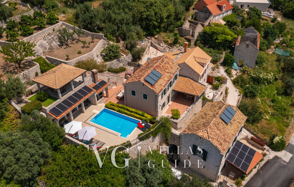 Villa Dia Garden and property exterior