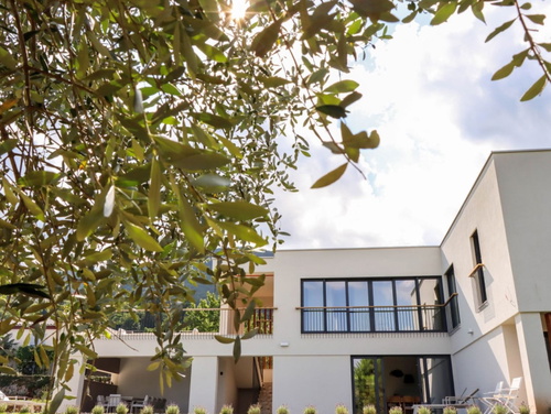 Villa il giardino segreto with pool