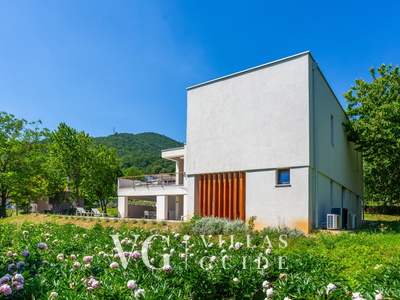 Villa il giardino segreto with pool