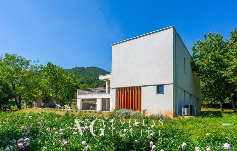 Villa il giardino segreto with pool