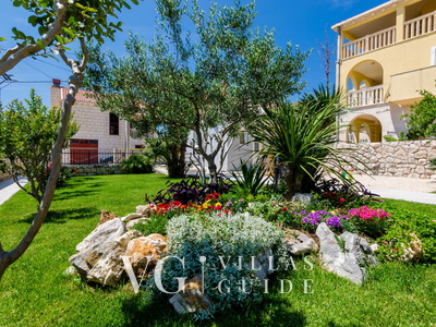 Villa Tesa Garden and property exterior