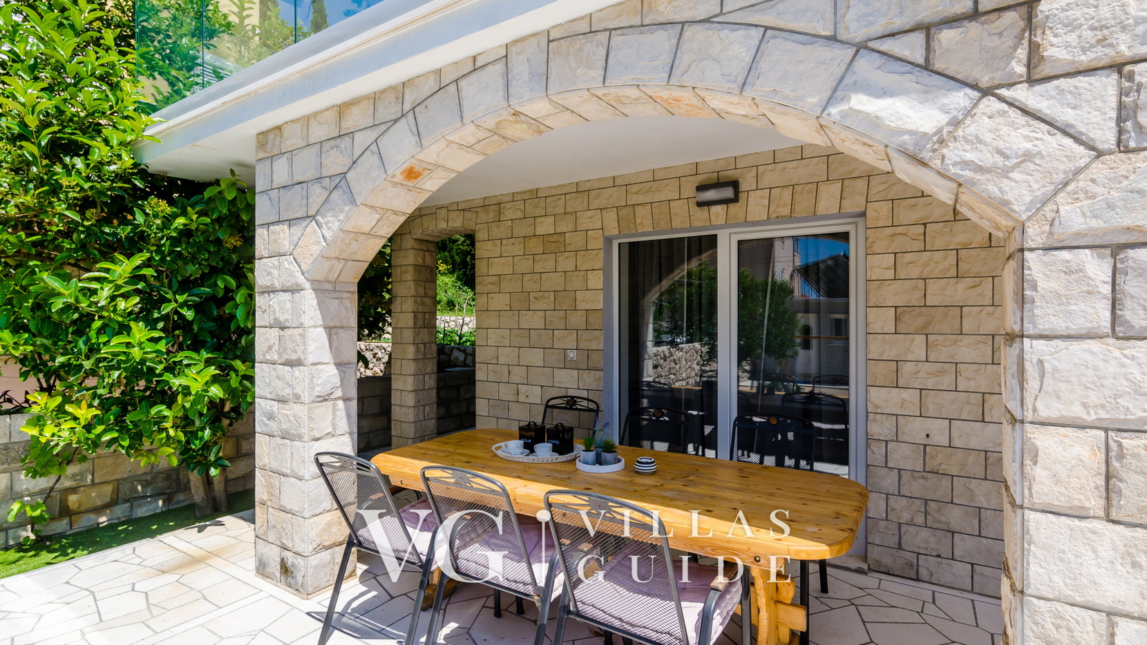 Villa Tesa Garden and property exterior