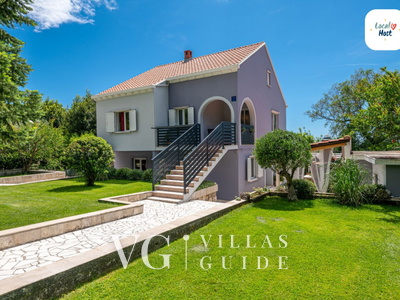 House Arkulin Garden and property exterior