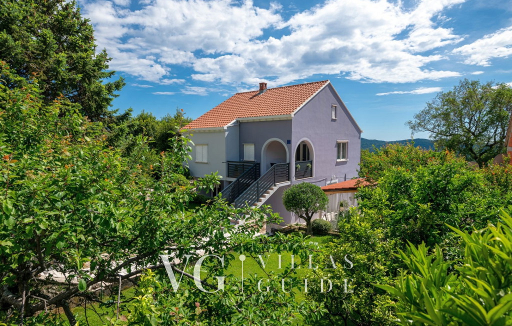 House Arkulin Garden and property exterior