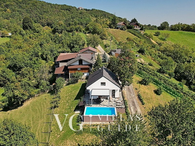 Holiday Home Lipa Garden and property exterior