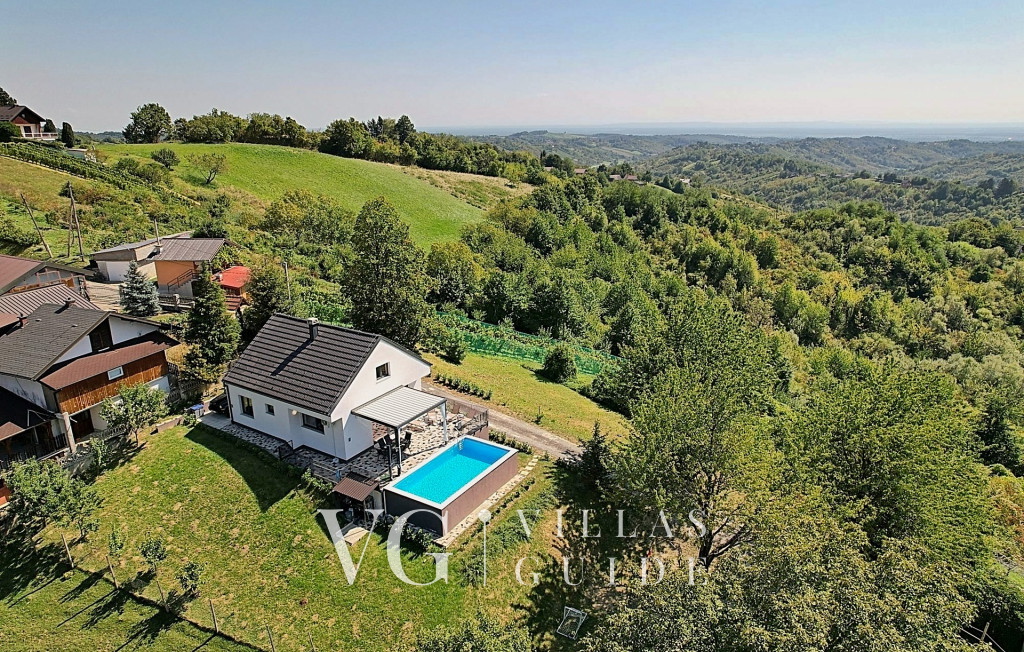 Holiday Home Lipa Garden and property exterior