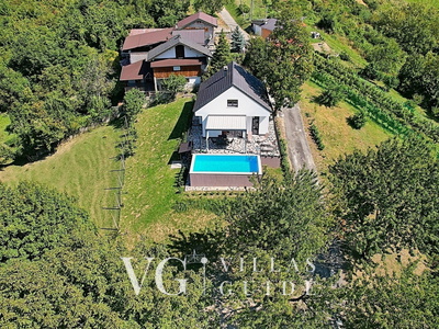 Holiday Home Lipa Garden and property exterior