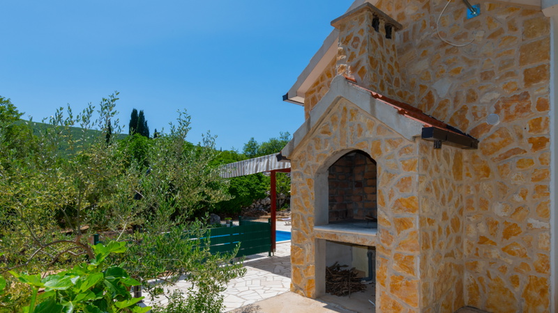 Villa Primabella in nature with a swimming pool and a sheltered view