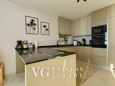 Villa Wind rose with pool&whirpool&sauna&beachfront Kuhinja