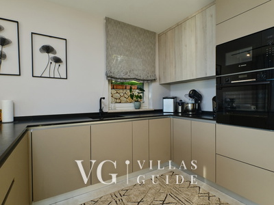 Villa Wind rose with pool&whirpool&sauna&beachfront Kuhinja