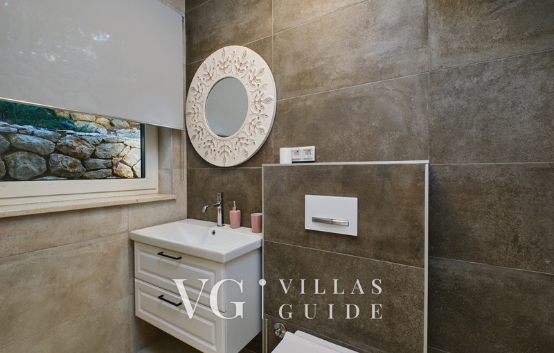 Villa Wind rose with pool&whirpool&sauna&beachfront Gästetoilette