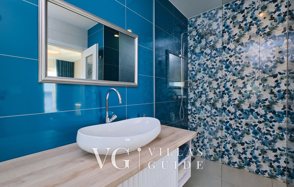 Villa Wind rose with pool&whirpool&sauna&beachfront Badezimmer