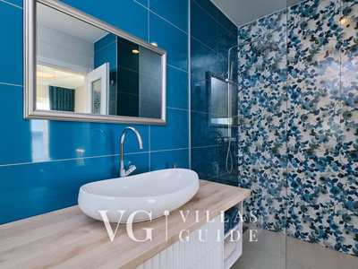 Villa Wind rose with pool&whirpool&sauna&beachfront Kupaonica