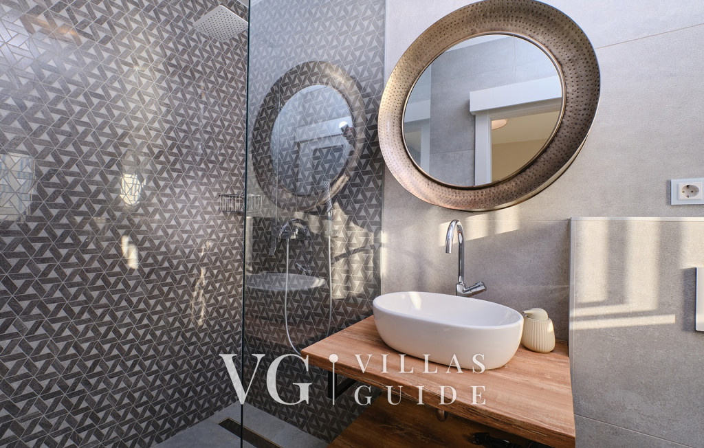 Villa Wind rose with pool&whirpool&sauna&beachfront Badezimmer