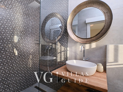 Villa Wind rose with pool&whirpool&sauna&beachfront Kupaonica