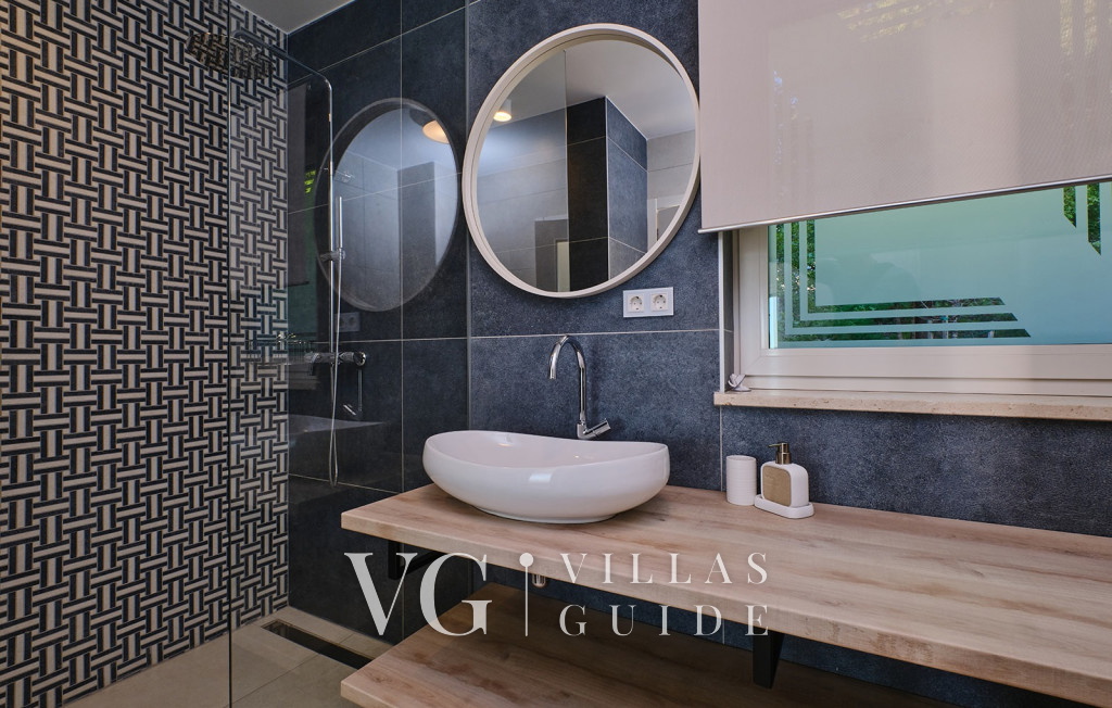 Villa Wind rose with pool&whirpool&sauna&beachfront Kupaonica