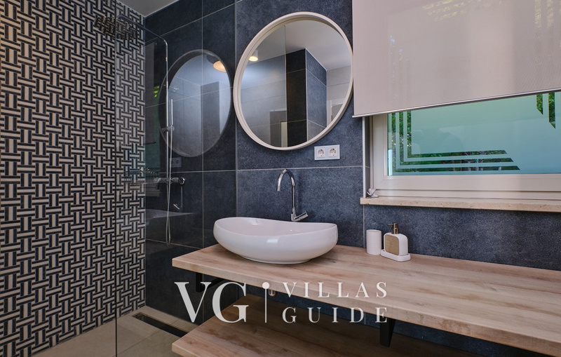 Villa Wind rose with pool&whirpool&sauna&beachfront Badezimmer