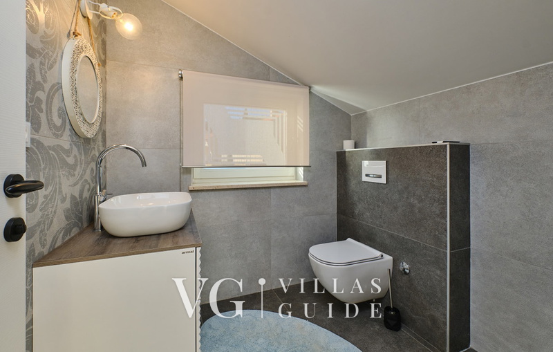 Villa Wind rose with pool&whirpool&sauna&beachfront Gästetoilette