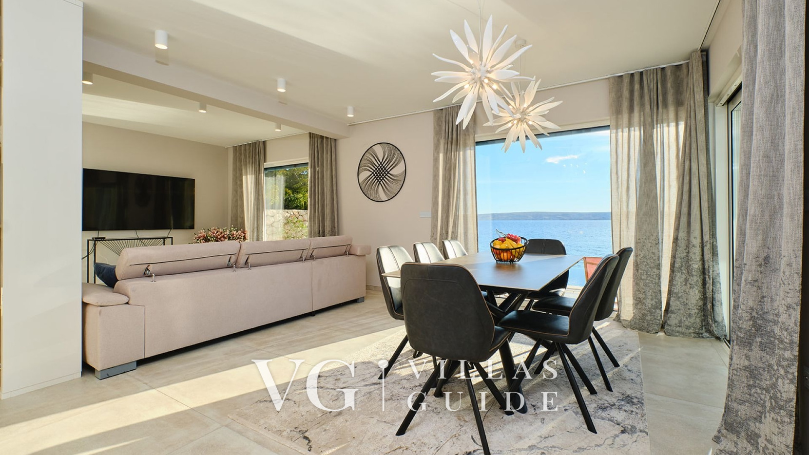 Villa Wind rose with pool&whirpool&sauna&beachfront Wohnzimmer