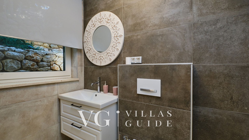 Villa Wind rose with pool&whirpool&sauna&beachfront Gästetoilette