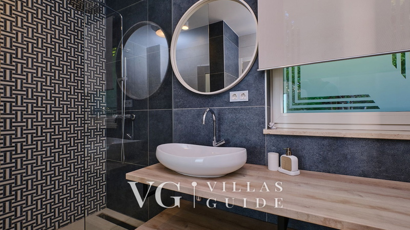 Villa Wind rose with pool&whirpool&sauna&beachfront Badezimmer