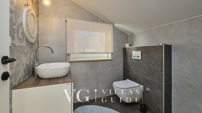 Villa Wind rose with pool&whirpool&sauna&beachfront Gästetoilette