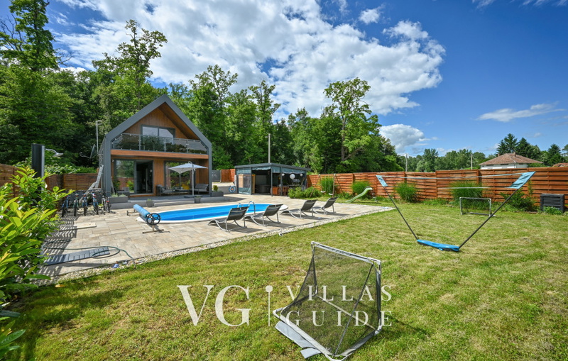 Holiday House Ved Garden and property exterior