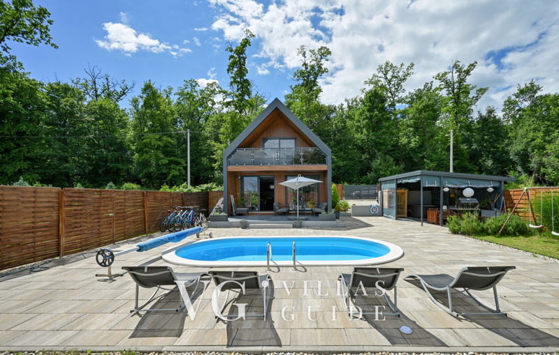 Holiday House Ved Pool