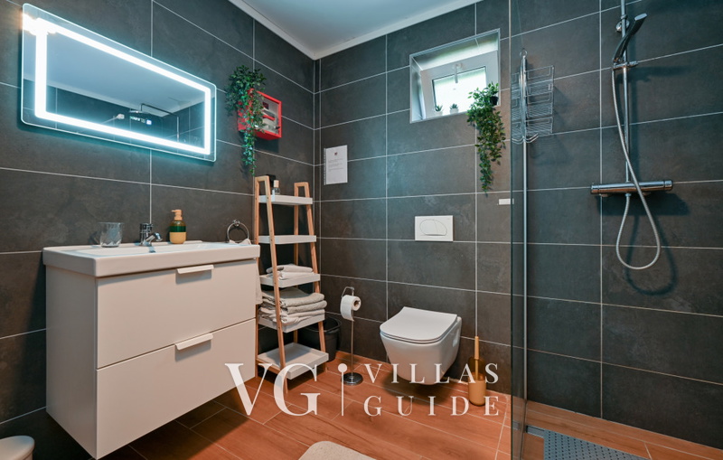 Holiday House Ved Bathroom