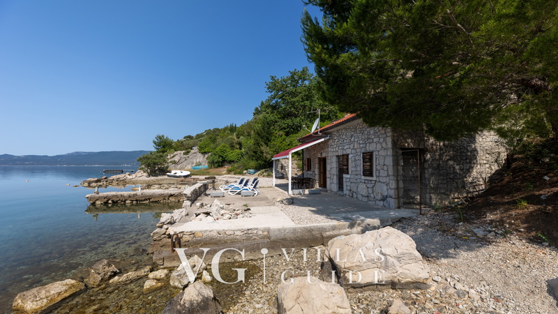 Beach house Jerko Garden and property exterior